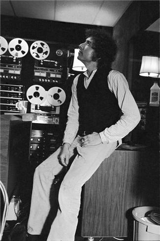 bob-dylan-looking-up-sitting-in-recording-studio-new-york-city-1975