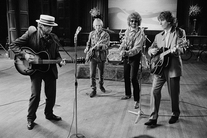Bob-Dylan-performing-with-the-Traveling-Wilburys